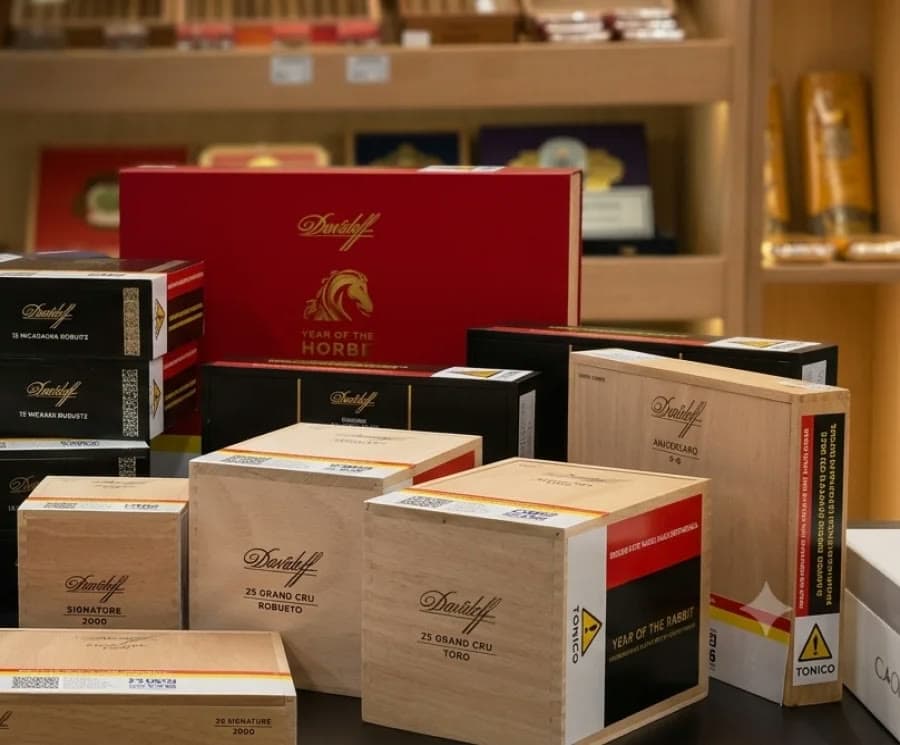 Caixas da coleção Davidoff sobre o balcão da Villa Verde