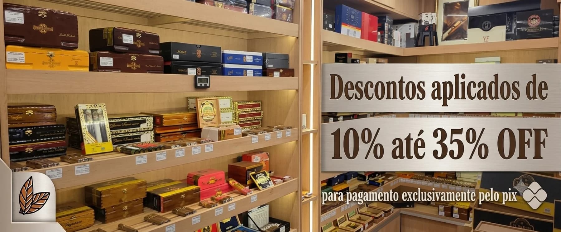 Prateleira do humidor da Villa Verde com caixas de charutos
